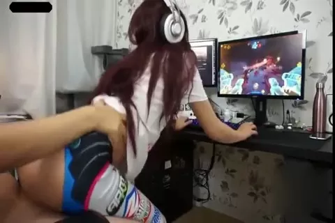 台灣電玩美女少硬要玩槍戰.被大屌男友從背後中出