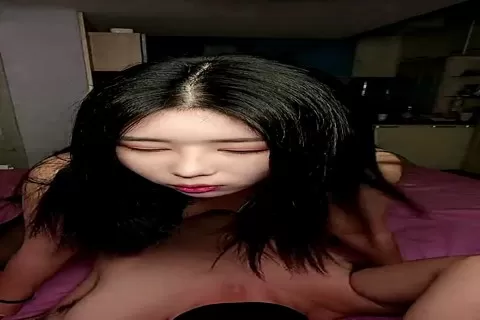 胸前玫瑰纹身红唇骚女大战头套炮友【下篇】深喉插嘴硬了到床上操，你JB好硬整根插进去了，特写大白屁股上下套弄
