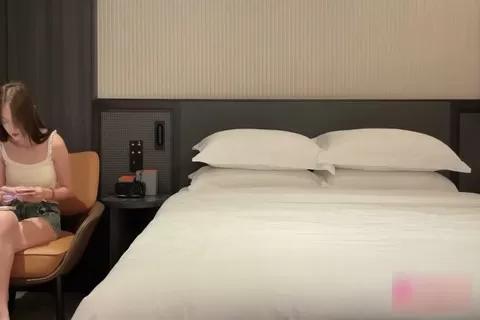 自拍外流 黑絲美少女被偷偷摘套後入也不怕得病