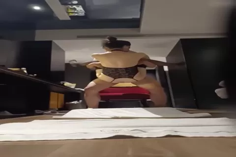 自拍外流 舉到頭頂噴水 這水量太驚人了 每次噴水都能舉到頭頂 還堅持這麽久 這有幾個男人能做到啊