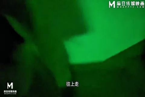 自拍外流 奶氣草莓 帶著女兒去樓梯口露出激戰 太刺激了肉棒全程被夾 樓下的女鄰居聽到異樣出來看 中斷施法跑路