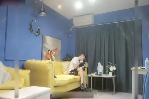 千人斬探花約了個扣死普累妹子丁字褲假發，沙發上操掰穴特寫口交騎乘后人猛操