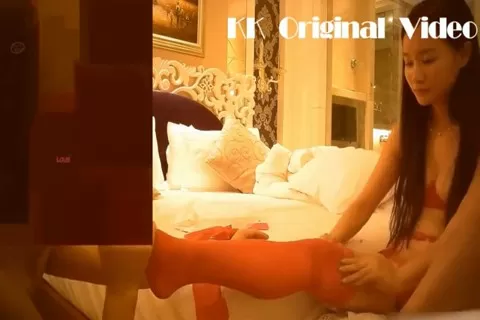 土豪大神約操某戲劇學院21歲超性感大美女,爽的大叫：大雞巴操我逼,用力再快點,干小騷逼,太猛了,逼逼要被干爛了!..