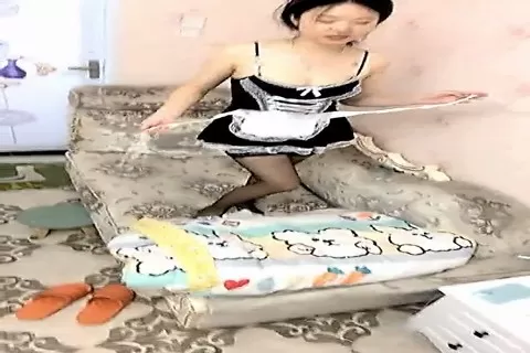 18歲欲女，小情侶居家自拍，膚白貌美胸又大，跳蛋輔助達高潮，無套啪啪沉迷性愛快感
